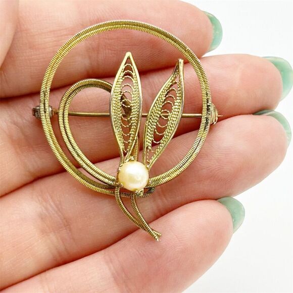 Vintage Gold Tone Filigree Leaves Small Brooch with Genuine Pearl Classic Dainty - Picture 1 of 6
